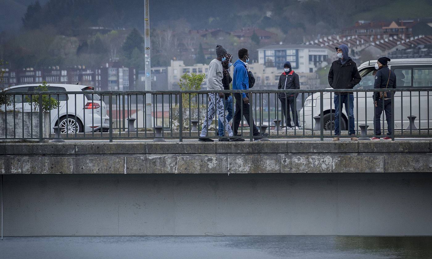 Hainbat migratzaile, martxo hasieran, Irun eta Hendaia artean. GORKA RUBIO / FOKU.