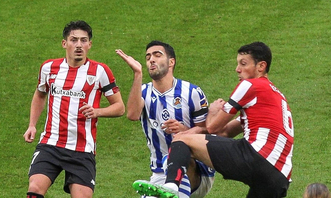 Athleticeko eta Realeko jokalariak lehian, ligako partida baten. MIGUEL TOÑA / EFE. Athleticeko eta Realeko jokalariak lehian, ligako partida baten. MIGUEL TOÑA / EFE.