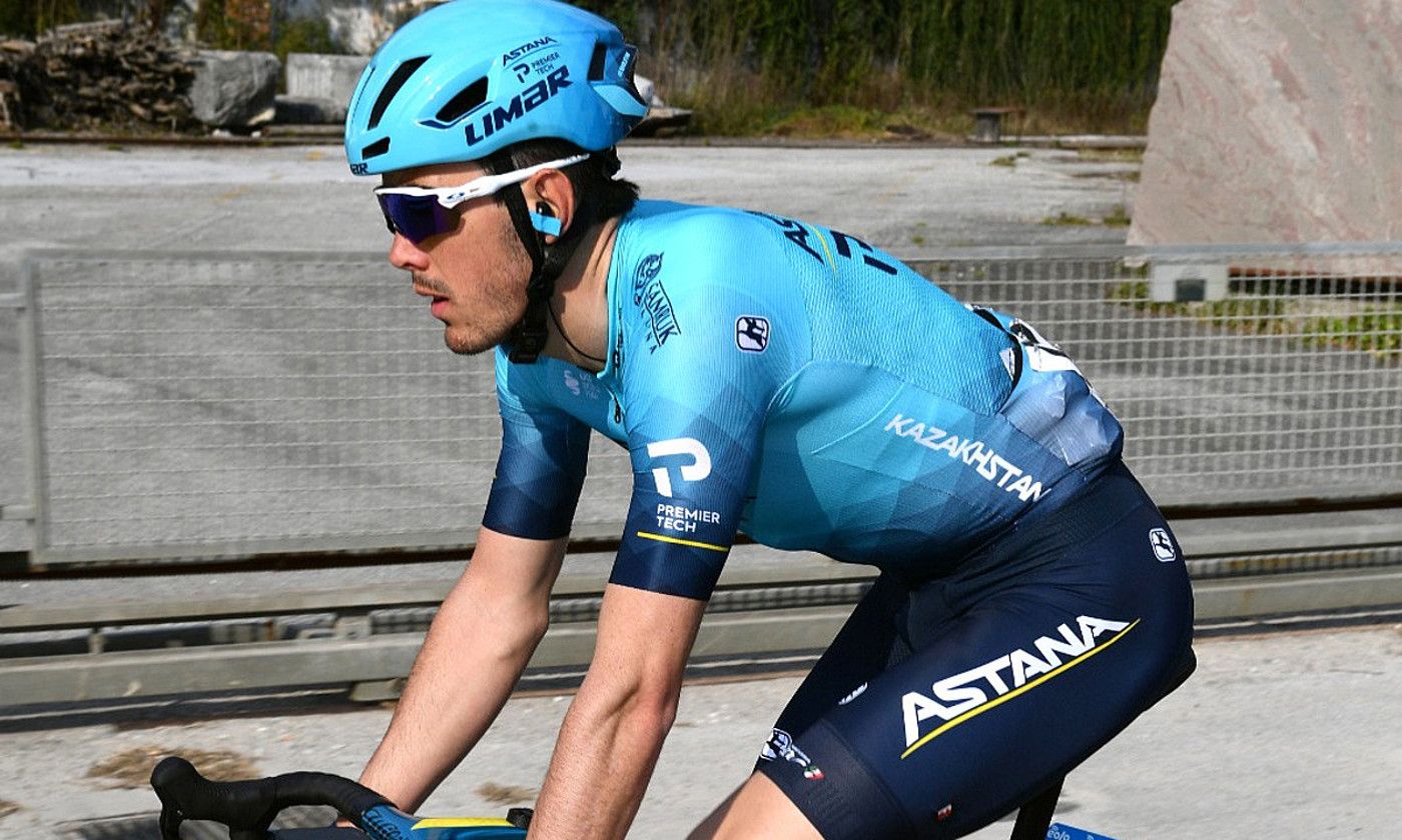Alex Aranburu, lasterketa batean. Gaur ere bizikletaren gainean jarriko da, Milano-Sanremo klasiko ezagunean. BERRIA. Alex Aranburu, lasterketa batean. Gaur ere bizikletaren gainean jarriko da, Milano-Sanremo klasiko ezagunean. BERRIA.