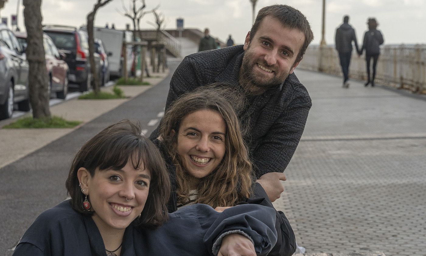 Amaia Rojo, Maialen Sorzabalbere eta Mikel Irazusta, Polaina podcasteko esatariak. ANDONI CANELLADA / FOKU.