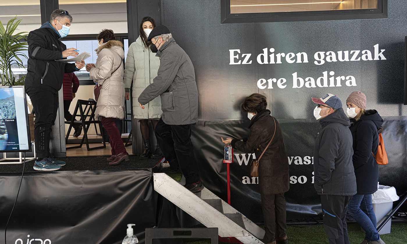 Dozenaka lagun bildu dira egunero Plaza gunean, areto ibiltariko emanaldiak ikusteko. JAGOBA MANTEROLA / FOKU. Dozenaka lagun bildu dira egunero Plaza gunean, areto ibiltariko emanaldiak ikusteko. JAGOBA MANTEROLA / FOKU.