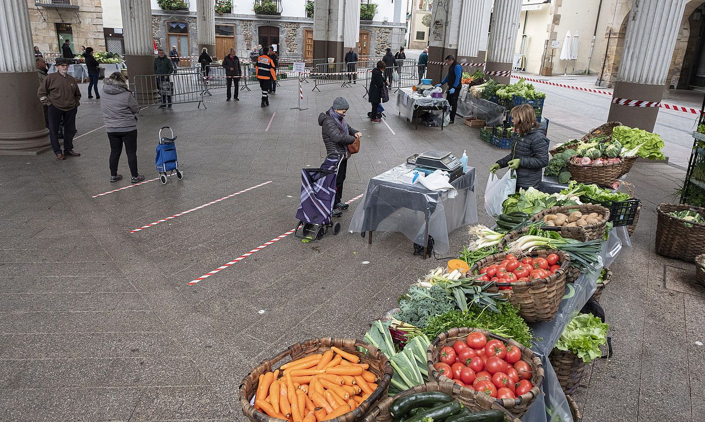 Plaza pandemia garaian. Erosleak eta saltzaileak, Ordiziako azokan. JON URBE / FOKU.