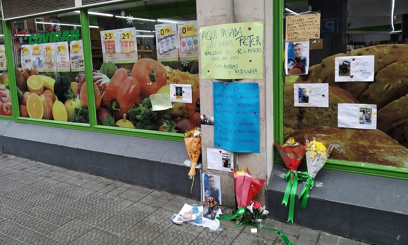 Bizilagunek loreak eta argazkiak jarri dituzte Piotr egoten zen tokian. BERRIA. Bizilagunek loreak eta argazkiak jarri dituzte Piotr egoten zen tokian. BERRIA.