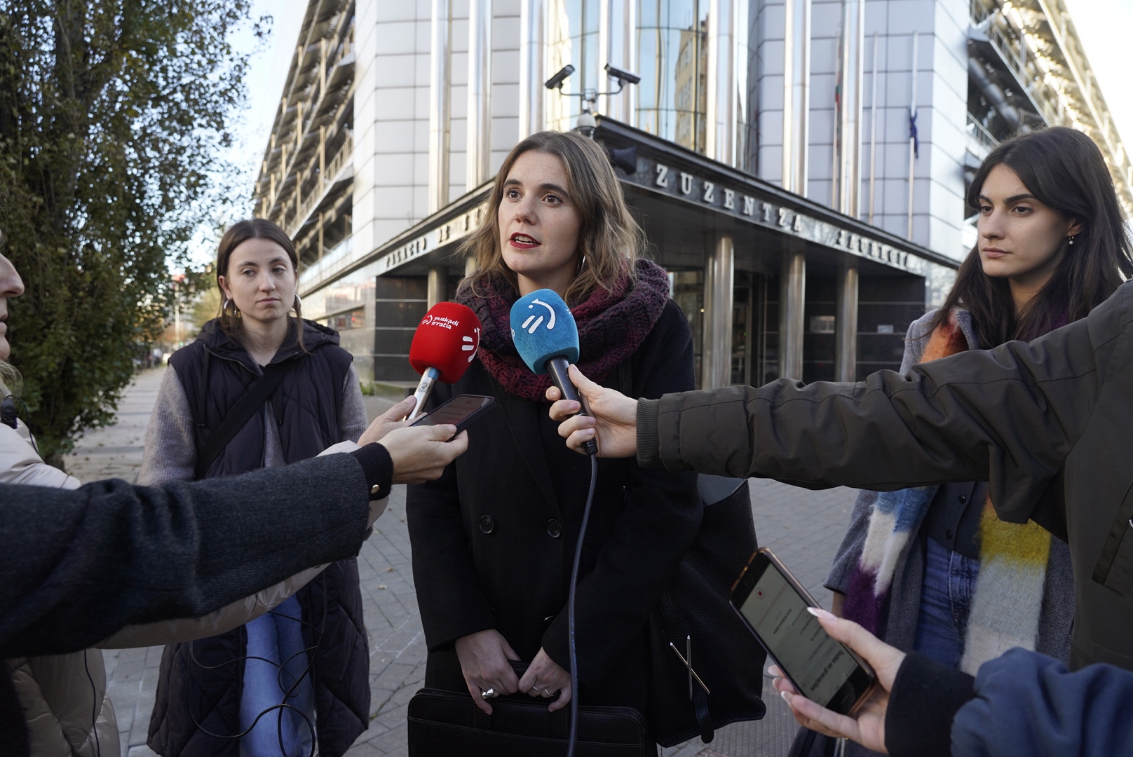 Maddie Bilbao Aretxaga abokatua, gaur, Gasteizko epaitegien aurrean komunikabideei azalpenak ematen. RAUL BOGAJO/ FOKU