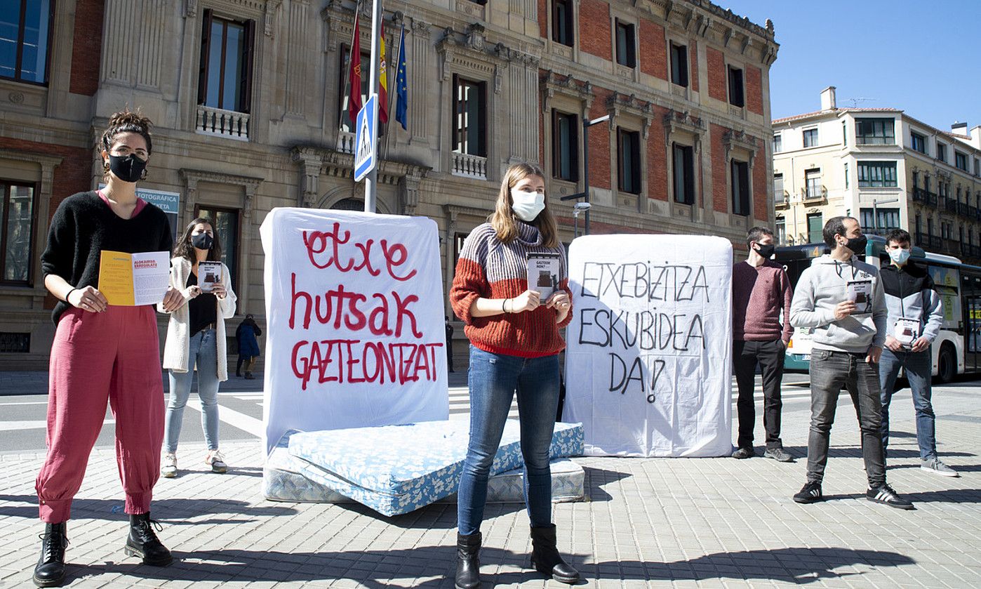 Ernaiko kideak, atzo, Nafarroako Parlamentuko kanpoaldean. IÑIGO URIZ / FOKU.