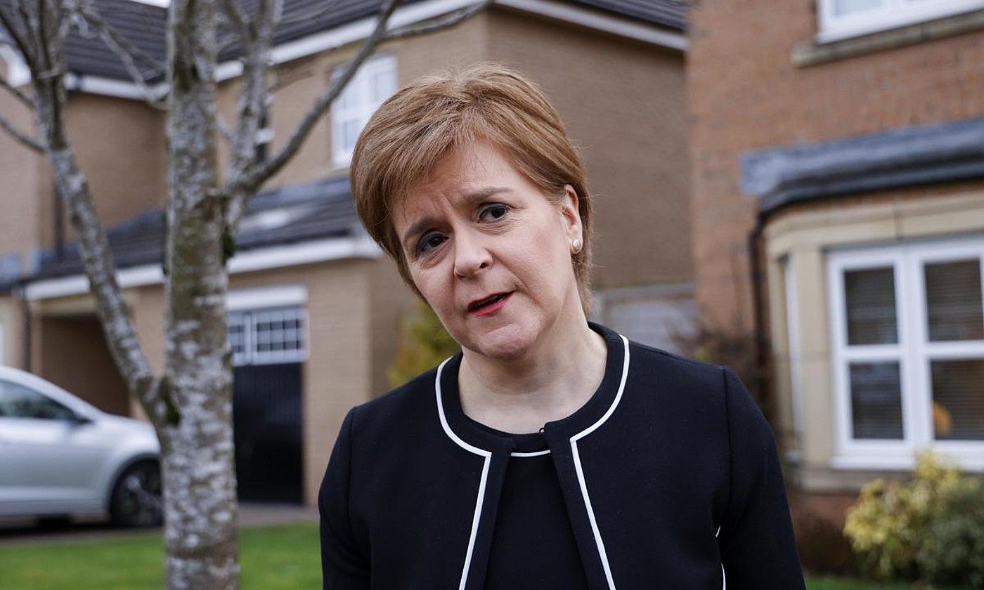 Nicola Sturgeon Eskoziako lehen ministroa, atzo, etxetik atera ostean, parlamentura bidean. ROBERT PERRY / EFE.