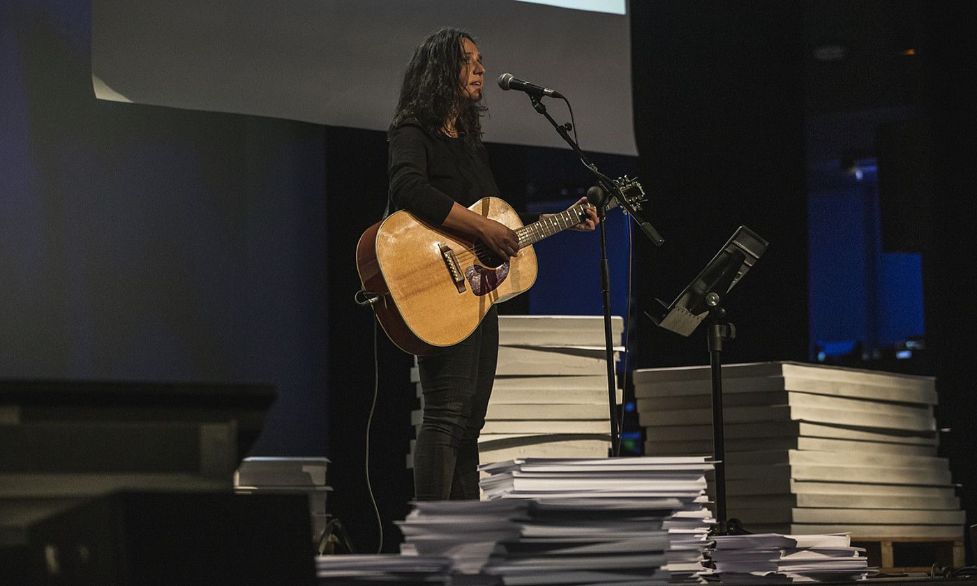 Anari, ekitaldiko une batean. Iñigo Astizekin izandako solasaldiaren aurretik eta ondoren, hainbat abesti interpretatu zituen. ARITZ LOIOLA / FOKU. Anari, ekitaldiko une batean. Iñigo Astizekin izandako solasaldiaren aurretik eta ondoren, hainbat abesti interpretatu zituen. ARITZ LOIOLA / FOKU.