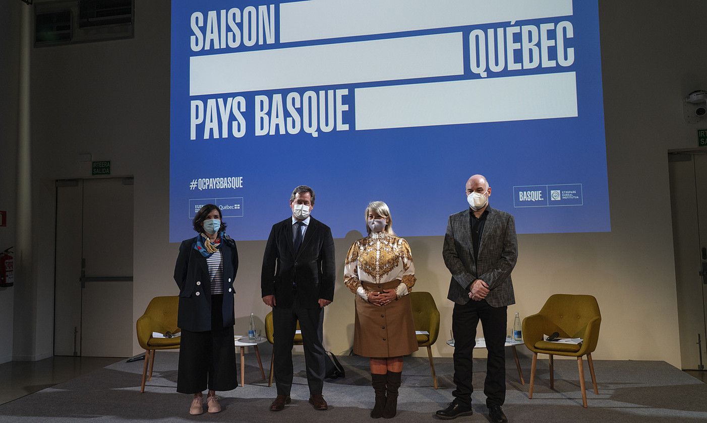 Irene Larraza, Bingen Zupiria, Isabelle Dessureault eta Joxean Fernandez, atzo, Donostiako Tabakaleran eginiko aurkezpenean. ANDONI CANELLADA / FOKU.