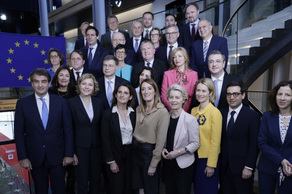 Von der Leyen eta Metsola komisarioen talde berriarekin, asteon, Bruselan. RONALD WITTEK / EFE Von der Leyen eta Metsola komisarioen talde berriarekin, asteon, Bruselan. RONALD WITTEK / EFE