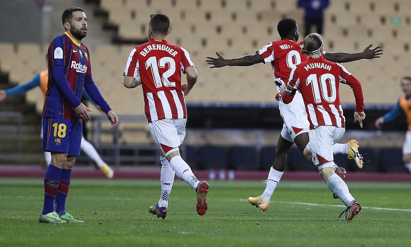 Athleticeko jokalariak Williamsek Espainiako Superkopako finalean Bartzelonari sartutako gola ospatzen. JOSE MANUEL VIDAL / EFE. Athleticeko jokalariak Williamsek Espainiako Superkopako finalean Bartzelonari sartutako gola ospatzen. JOSE MANUEL VIDAL / EFE.