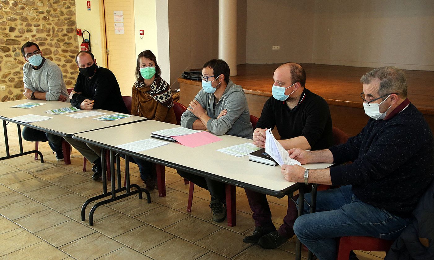 Euskal Konfederazioko kideek eta Itsasuko hautetsiek Tokiko Itunaren izenpetzeko proiektua aurkeztu zuten atzo. BOB EDME. Euskal Konfederazioko kideek eta Itsasuko hautetsiek Tokiko Itunaren izenpetzeko proiektua aurkeztu zuten atzo. BOB EDME.