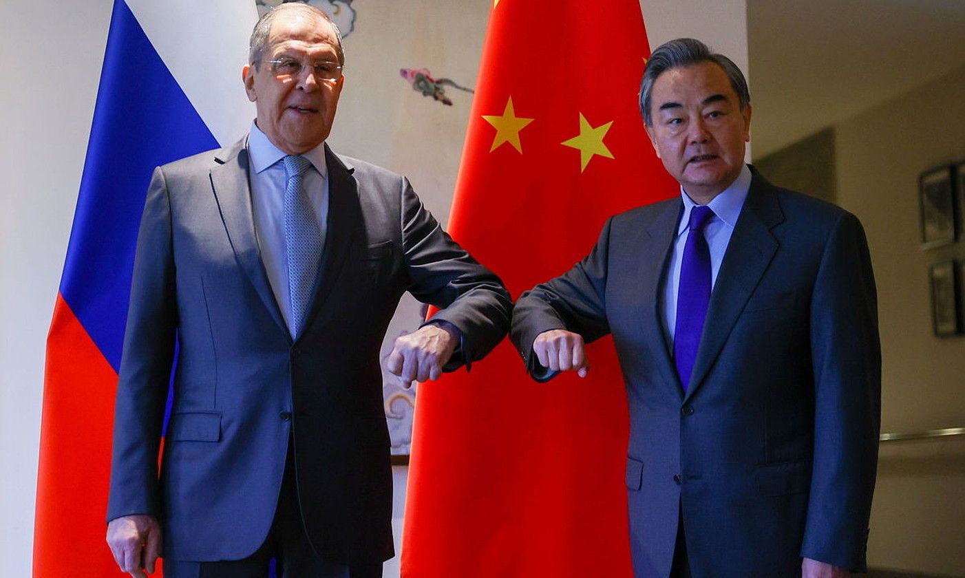 Sergei Lavrov eta Wang Yi, Errusiako eta Txinako Atzerri ministroak. EFE.