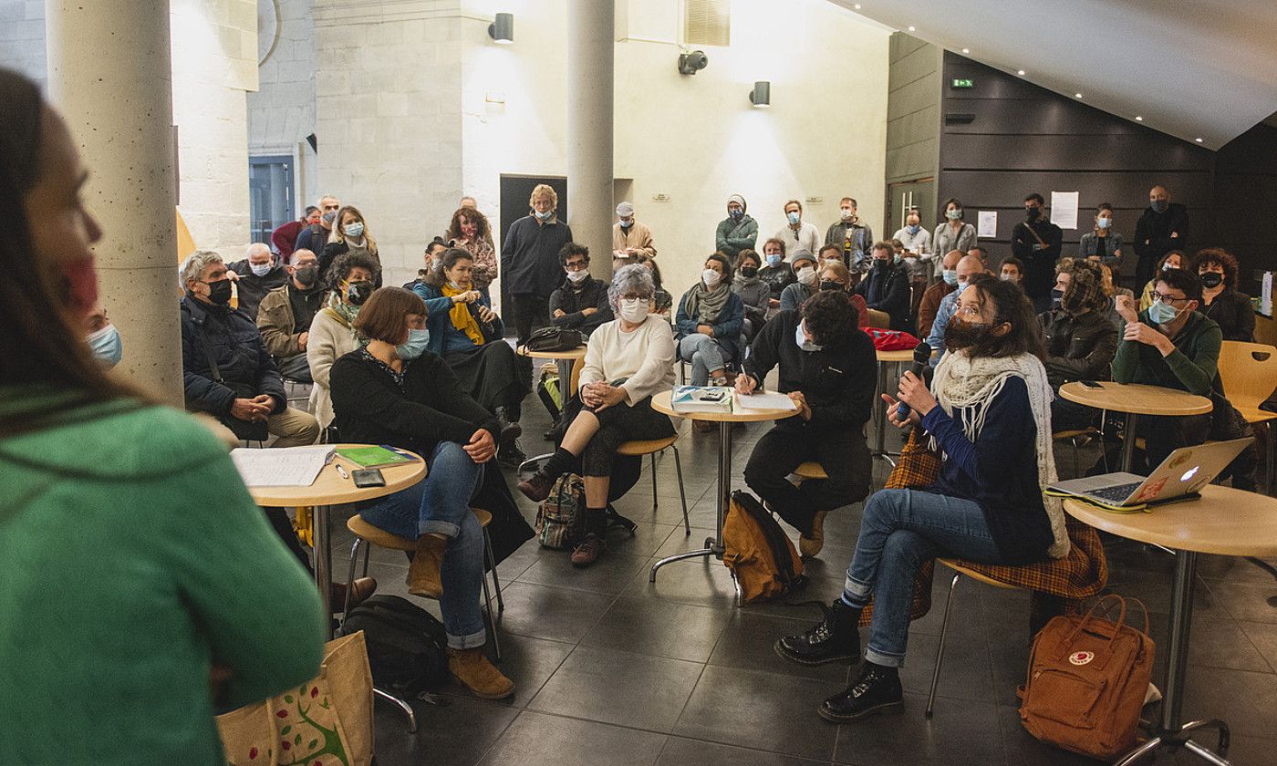 Zenbait kultur eragile Baionako Michel Portal antzokia okupatzen ari dira atzotik. GUILLAUME FAUVEAU. Zenbait kultur eragile Baionako Michel Portal antzokia okupatzen ari dira atzotik. GUILLAUME FAUVEAU.