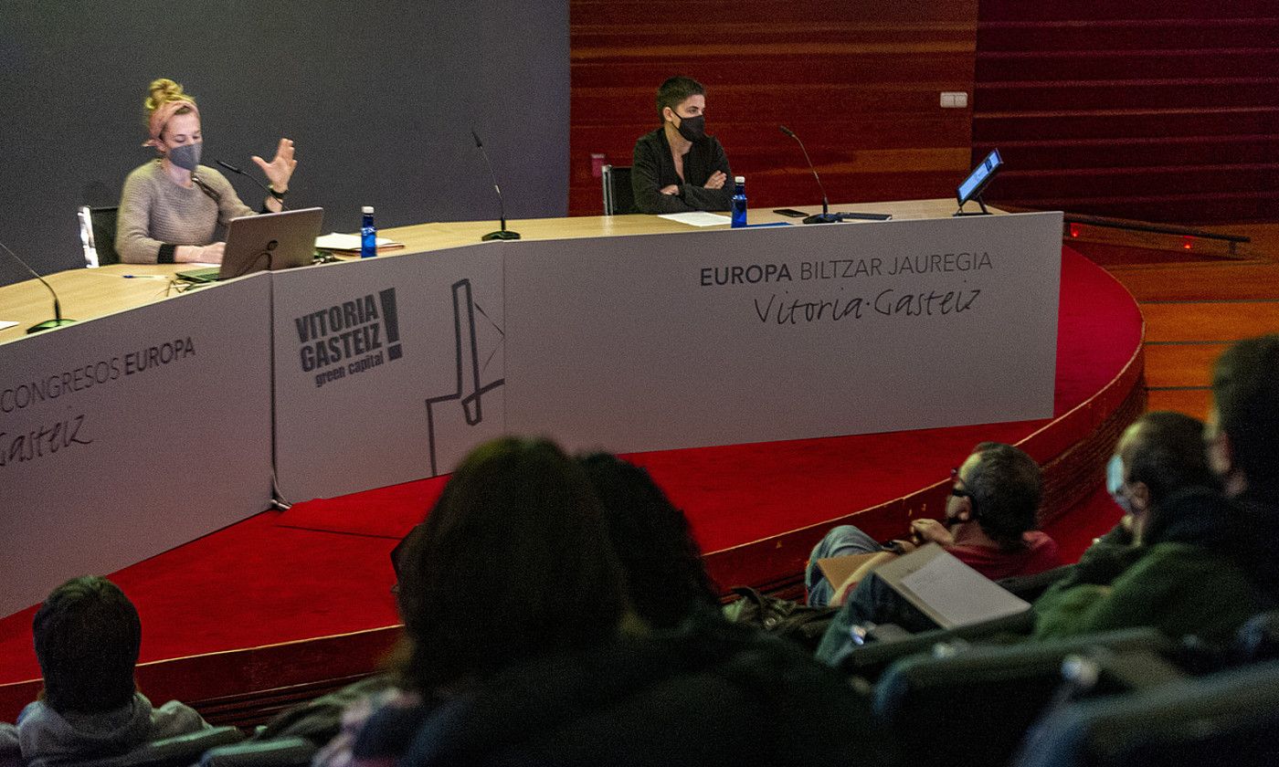 Onintza Odriozola eta Eneritz Garro, atzo, Gasteizko Europa jauregian, Segregaziotik inklusiora jardunaldietako mahai-inguru batean. JAIZKI FONTANEDA / FOKU. Onintza Odriozola eta Eneritz Garro, atzo, Gasteizko Europa jauregian, Segregaziotik inklusiora jardunaldietako mahai-inguru batean. JAIZKI FONTANEDA / FOKU.