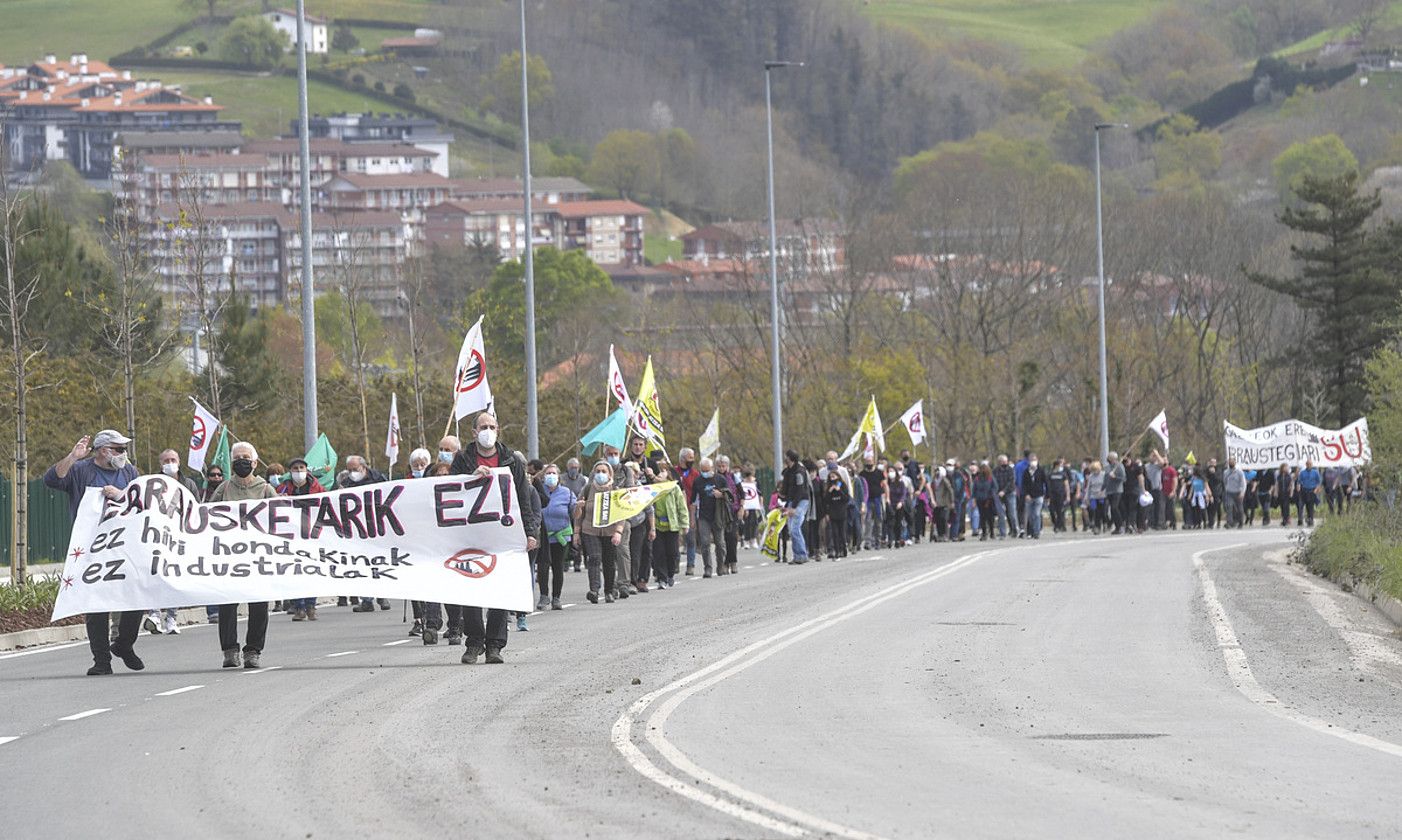 Manifestazioa, errauste plantara bidean. IDOIA ZABALETA / FOKU.