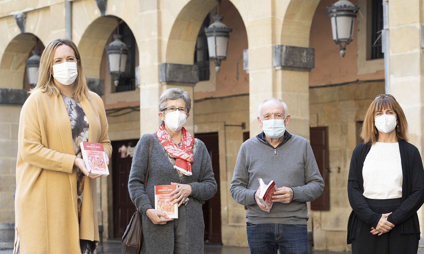 Aitziber Atorrasagasti, Koro Navarro —itzulpenaren egilea—, Anjel Lertxundi eta Itziar Diez de Ultzurrun, atzo, Donostiako Konstituzio plazan. GORKA RUBIO / FOKU.