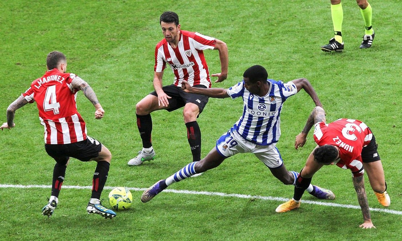 Realeko Alexander Isak, Athleticeko jokalariek inguratuta. MIGUEL TOÑA / EFE.