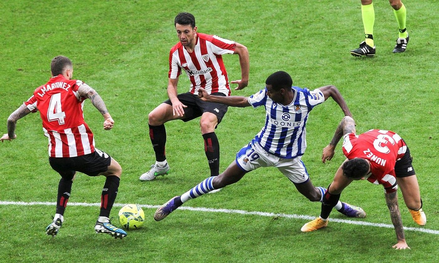 Realeko Alexander Isak, Athleticeko jokalariek inguratuta. MIGUEL TOÑA / EFE.