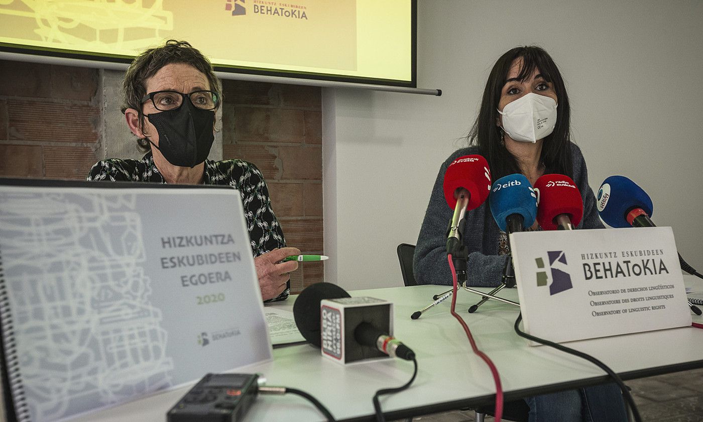 Garbiñe Petriati eta Agurne Gaubeka Behatokiko kideak, atzo, Bilbon egindako agerraldian. ARITZ LOIOLA / FOKU. Garbiñe Petriati eta Agurne Gaubeka Behatokiko kideak, atzo, Bilbon egindako agerraldian. ARITZ LOIOLA / FOKU.