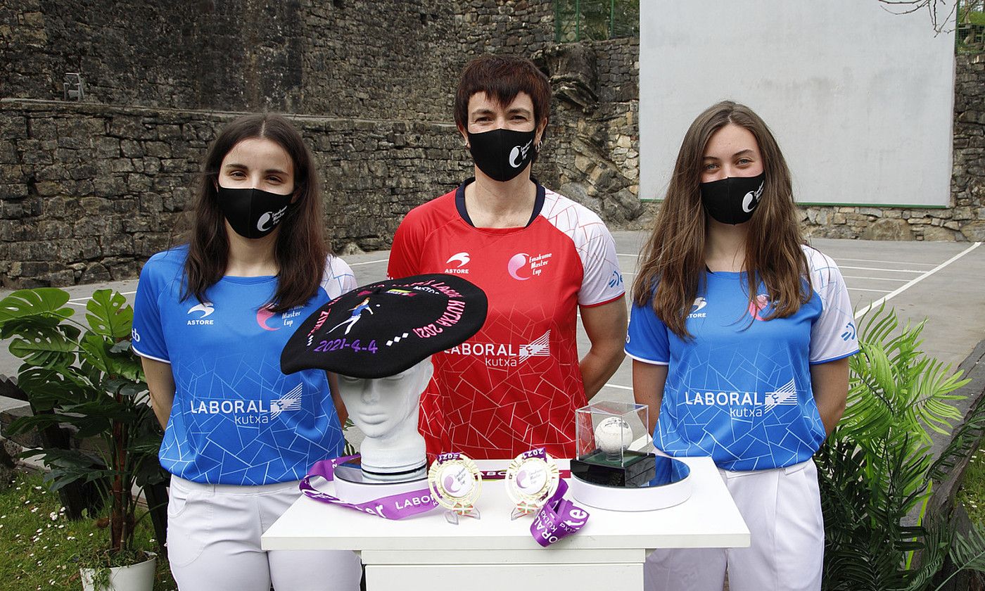 Olatz Arrizabalaga, Maite Ruiz de Larramendi eta Naroa Agirre, atzo, finalaren aurkezpenean. Iera Agirre ez zen azaldu, lan kontuengatik. MAIALEN ANDRES / FOKU.