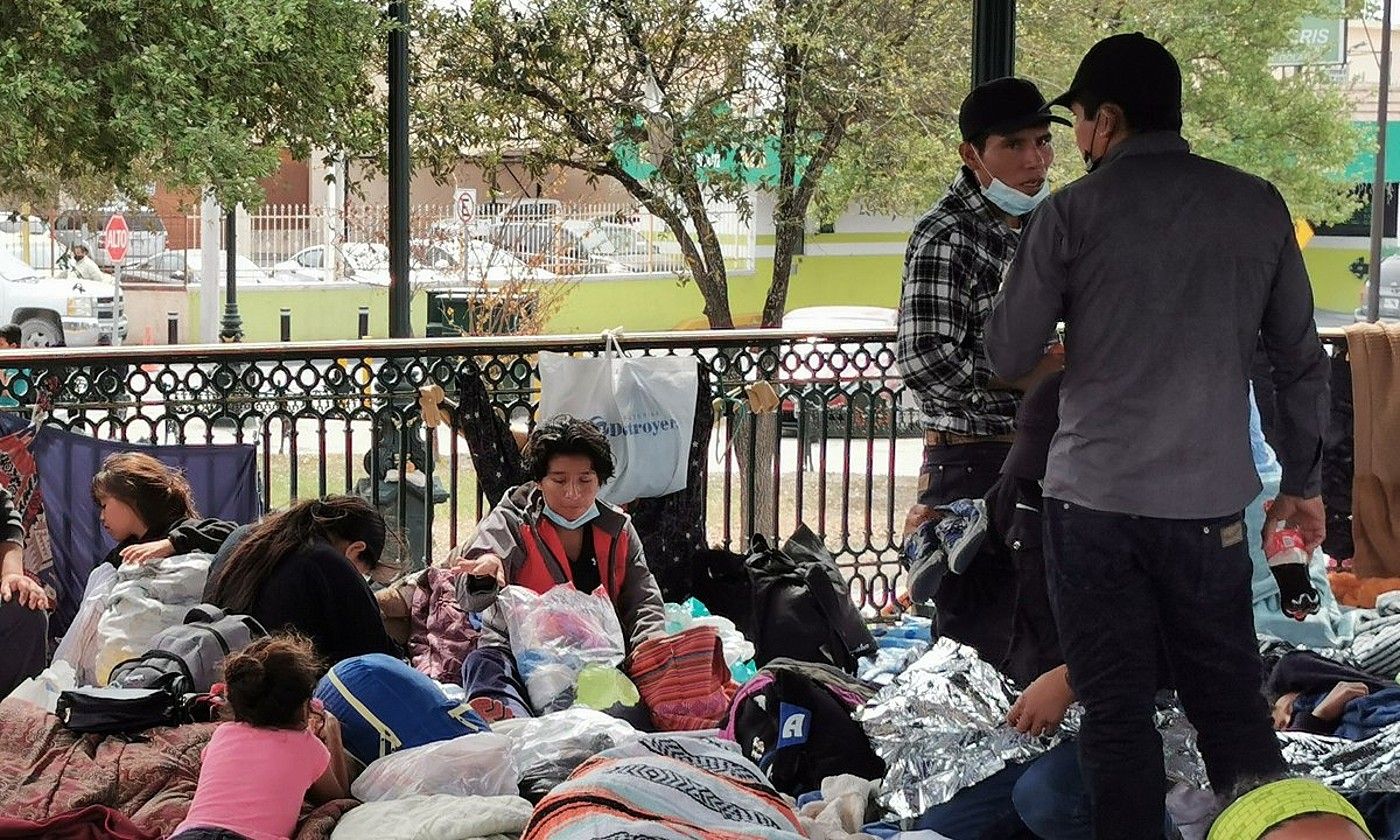 Mexikon. AEBetatik deportaturiko migratzaile talde bat, Reynosa herrian, Tamaulipasen. MARTIN JUAREZ / EFE.