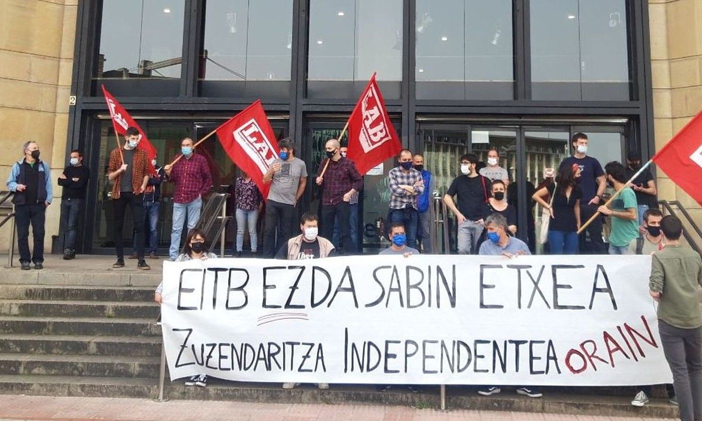 LAB sindikatuaren elkarretaratzea, atzo, Bilbon, EITB ez da Sabin Etxea lelopean. LAB. LAB sindikatuaren elkarretaratzea, atzo, Bilbon, EITB ez da Sabin Etxea lelopean. LAB.