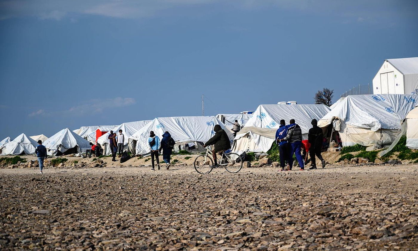 Karatepe errefuxiatu kanpalekua, Lesbos uhartean. VANGELIS PAPANTONIS / EFE. Karatepe errefuxiatu kanpalekua, Lesbos uhartean. VANGELIS PAPANTONIS / EFE.
