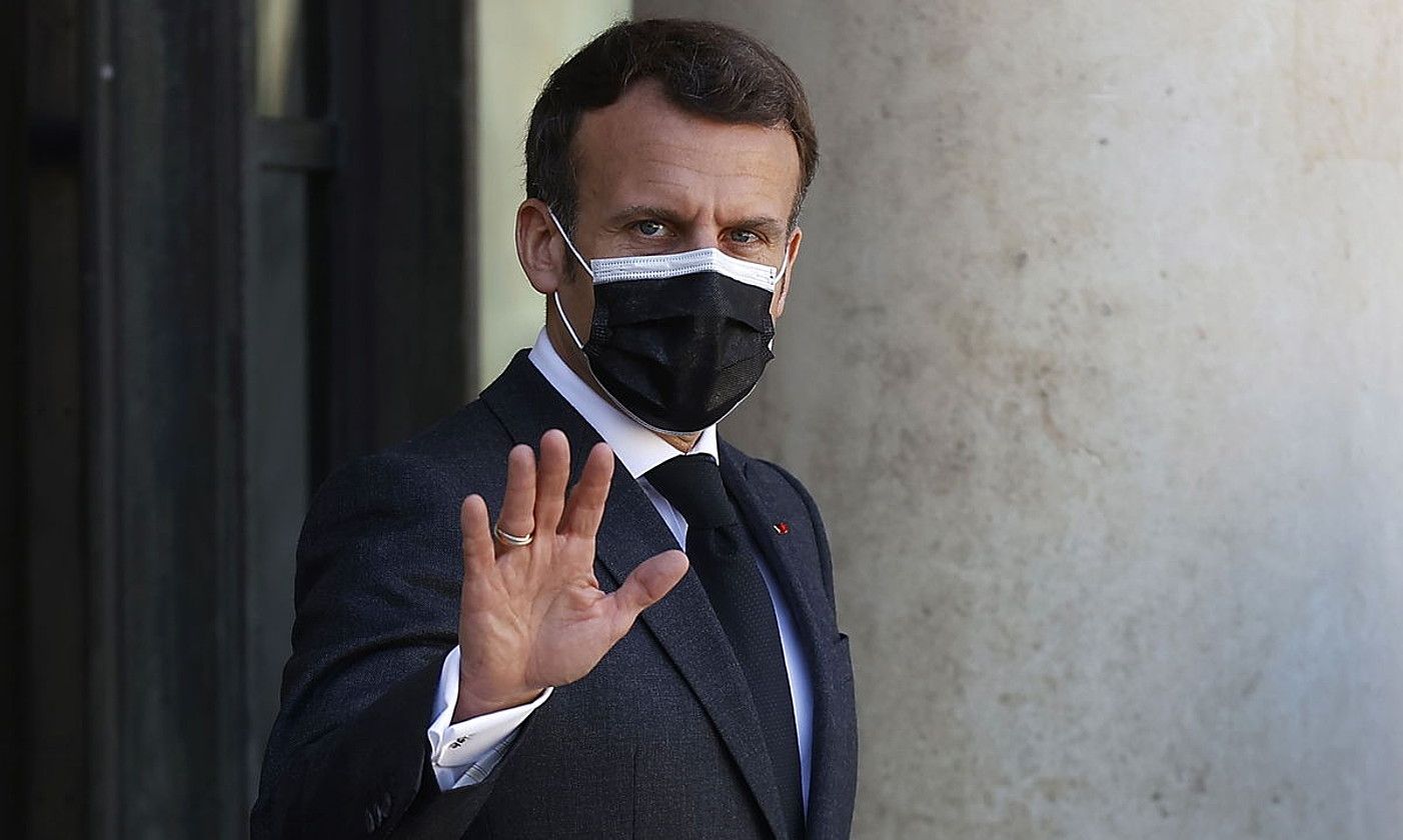 Emmanuel Macron Frantziako presidenteak iragarri zituen murrizketa neurriak atzo arratsean. IAN LANGSDON / EFE.