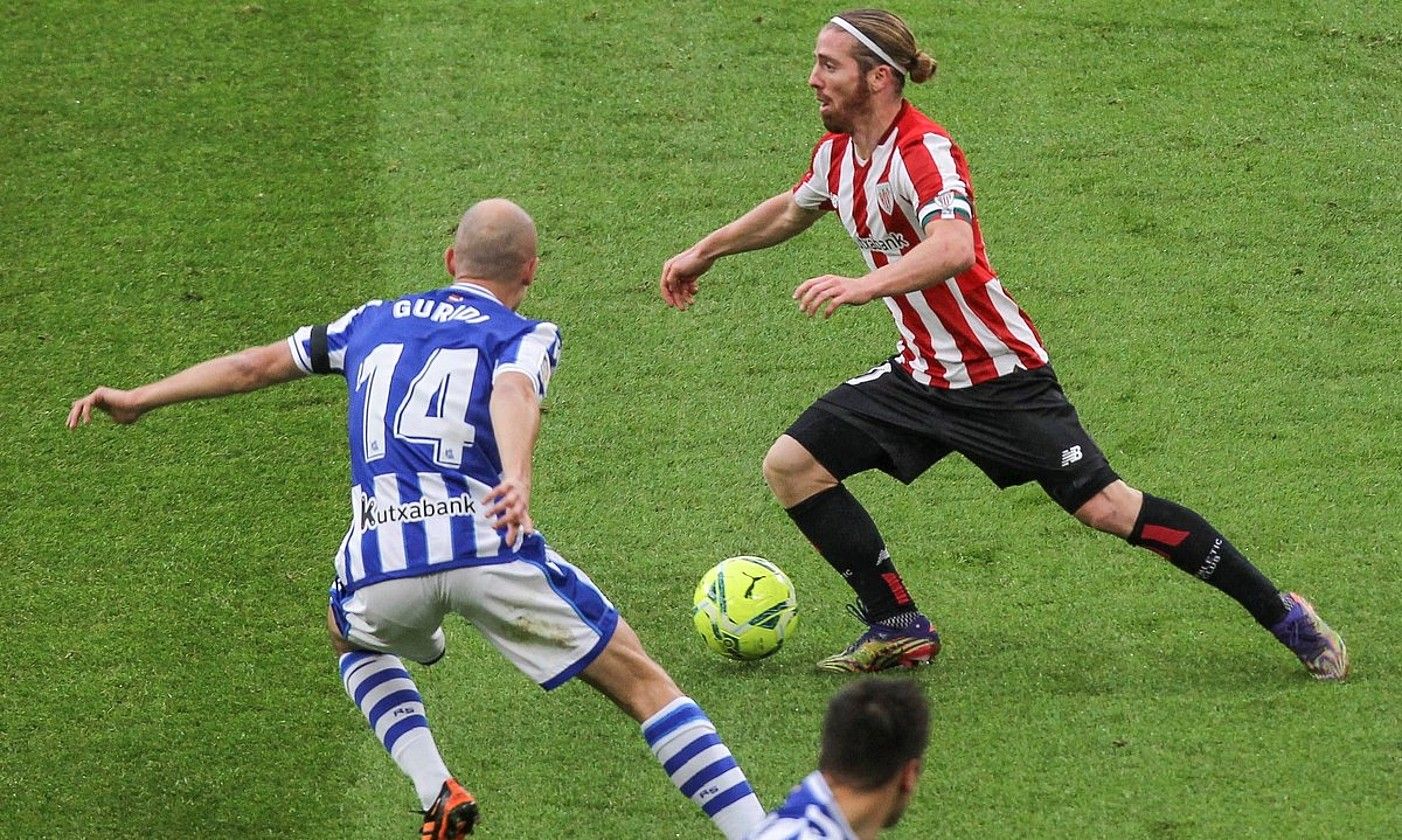 Muniain baloia eramaten, Guridi parean duela, abenduko derbian, San Mamesen. MIGUEL TOÑA / EFE.