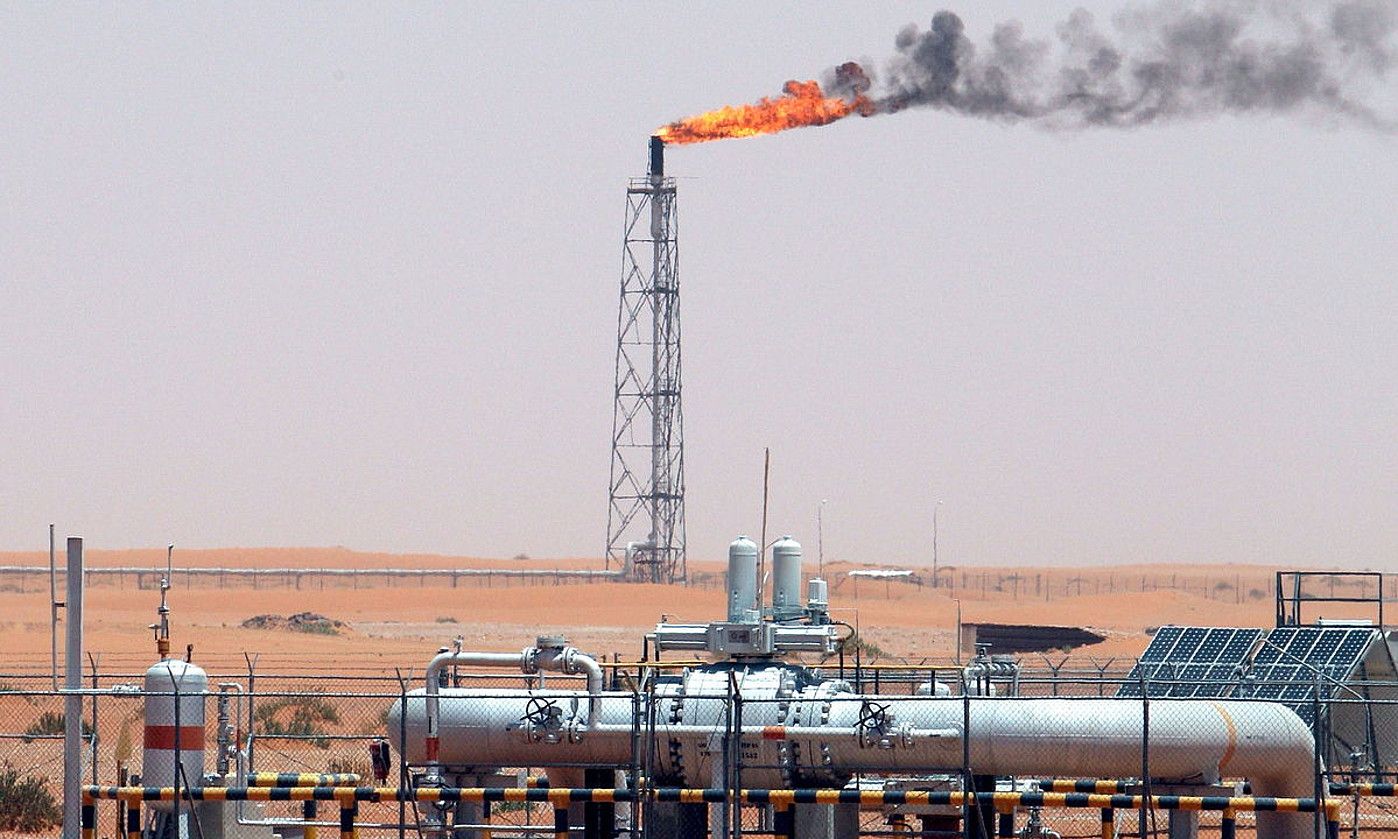 Khurais petrolio putzua basamortuaren erdian, Riyahdetik (Saudi Arabia) 160 kilometrora. ARAMCO / EFE.