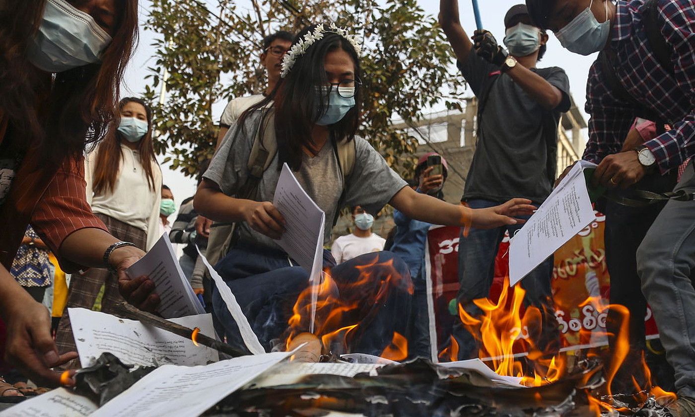 Manifestariak, Myanmarko Konsituzioa erretzen, atzo, Mandalay hirian.. SINADURA / AGENTZIA.