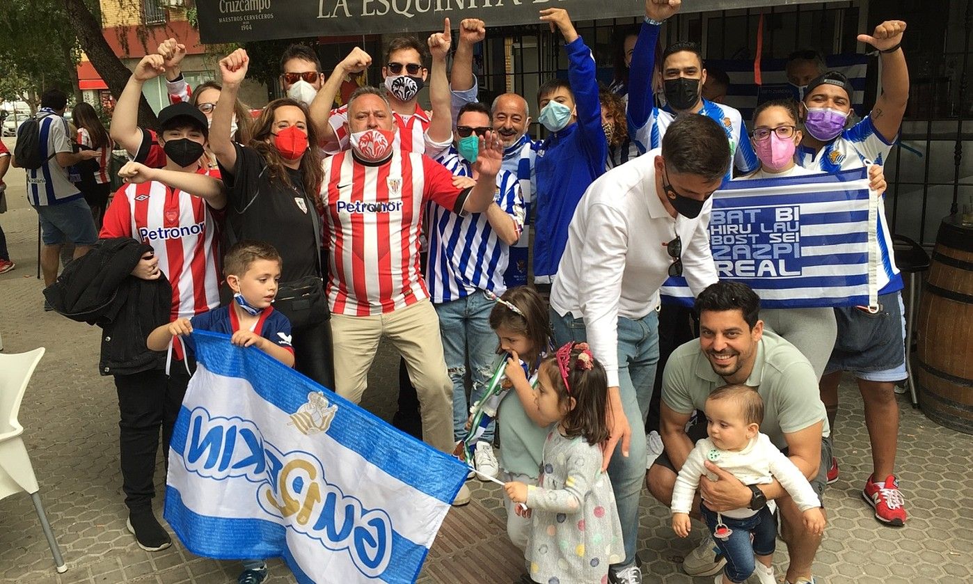 Athleticen eta Realaren Sevillako zaleak, atzo. Giro aparta izan zen haien artean. IMANOL MAGRO. Athleticen eta Realaren Sevillako zaleak, atzo. Giro aparta izan zen haien artean. IMANOL MAGRO.
