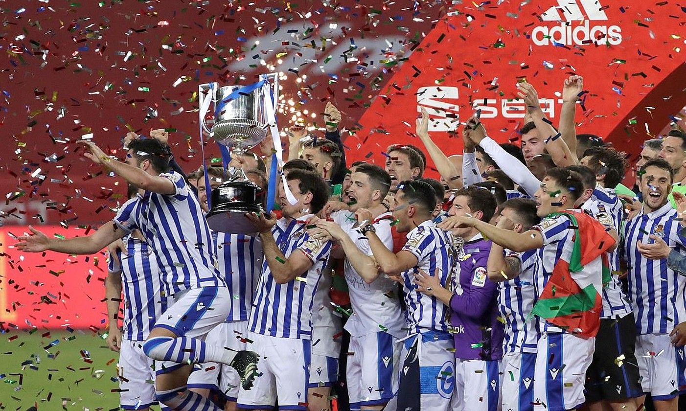 Realeko jokalariak, Espaniako Kopako garaikurrarekin, atzo, partida amaieran. JULIO MUÑOZ / EFE. Realeko jokalariak, Espaniako Kopako garaikurrarekin, atzo, partida amaieran. JULIO MUÑOZ / EFE.