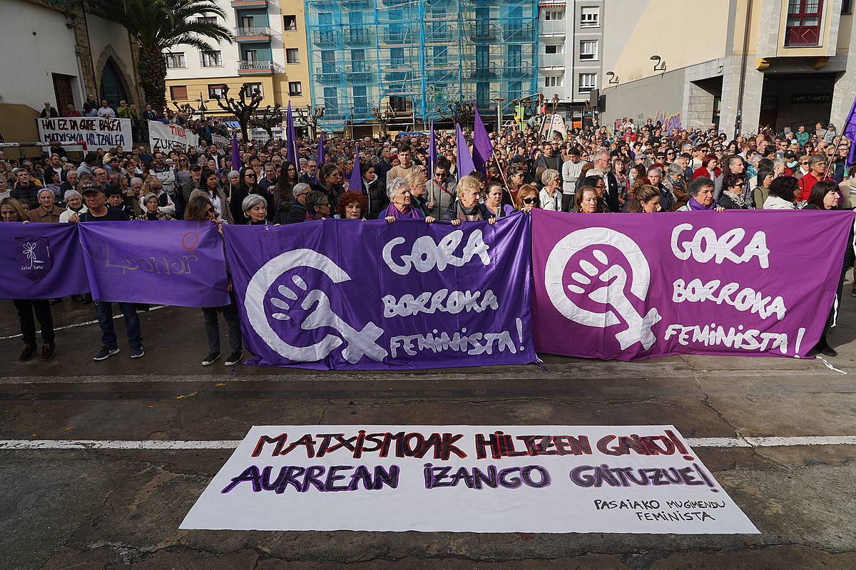 Pasai Antxon izandako hilketa salatzeko elkarretaratzea, igandean. JON URBE / FOKU