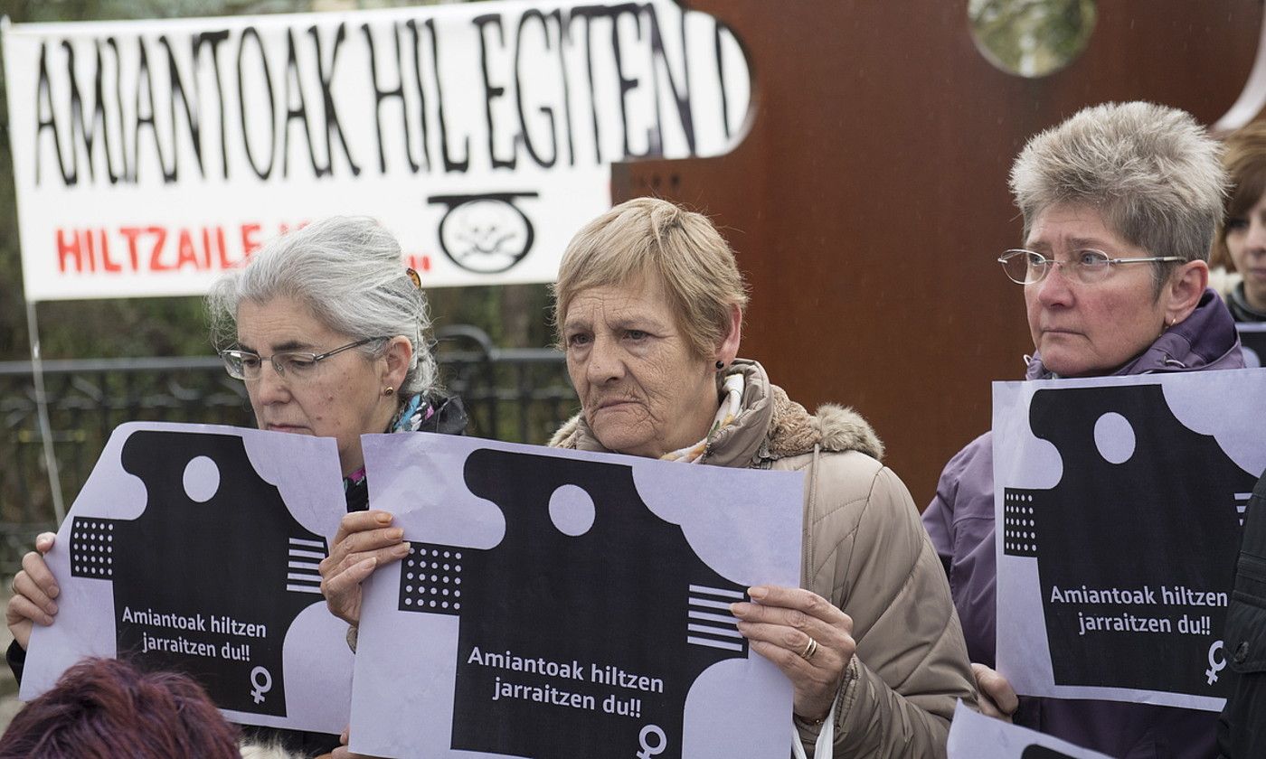 Protesta bat CAF enpresan, amiantoaren biktimen familiekin. JAGOBA MANTEROLA / FOKU.