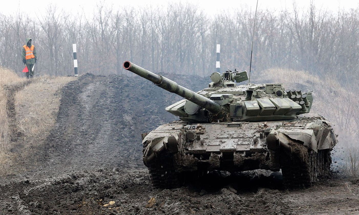 Donetskeko milizien tanke bat, proba militarrak egiten. DAVE MUSTAINE / EFE.