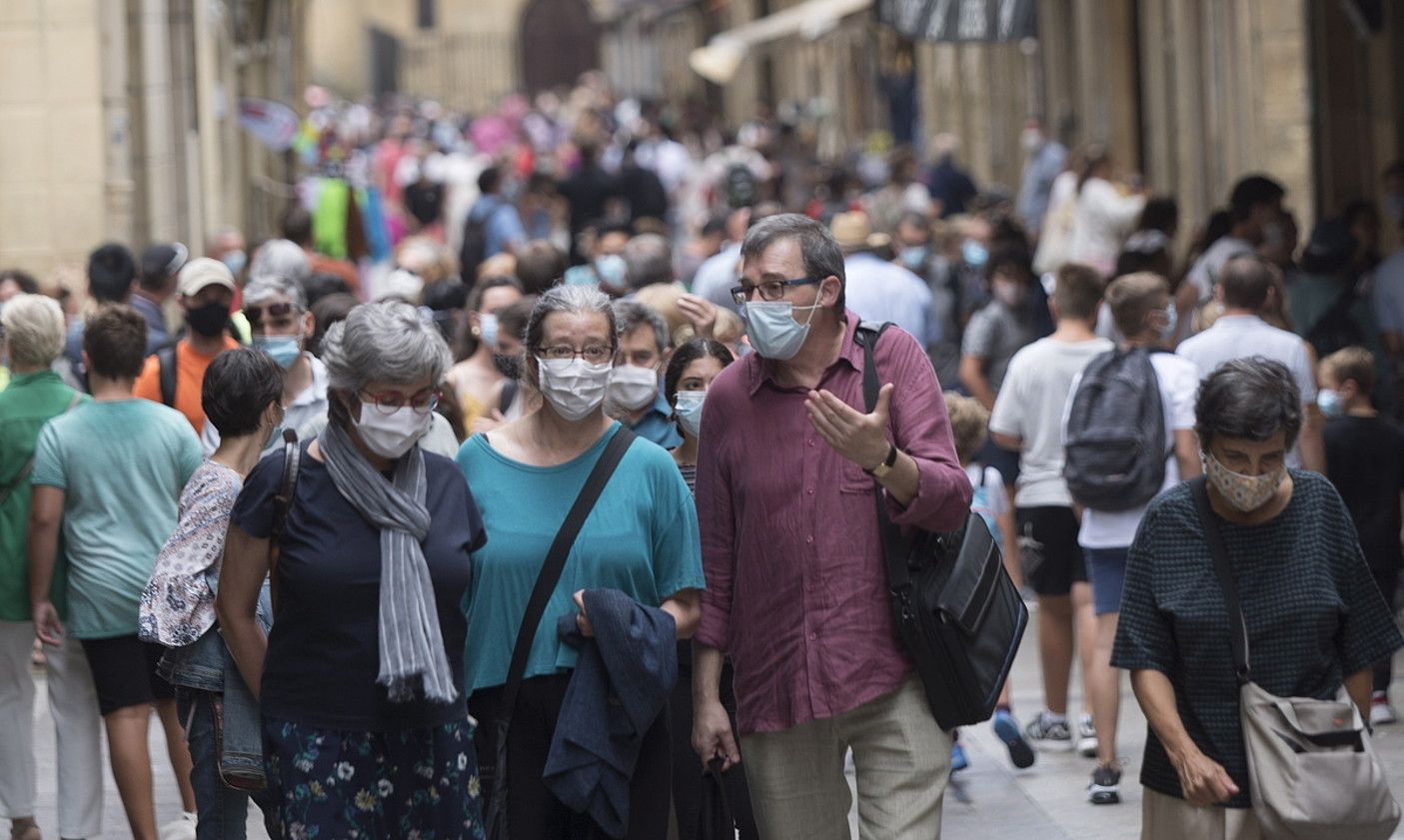 Jendea pasieran, Donostiako Parte Zaharreko kaleetan. JUAN CARLOS RUIZ / FOKU.