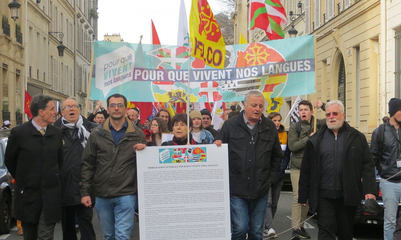 Gure Hizkuntzak Bizi Daitezen kolektiboaren manifestazioa, Parisen, 2019ko abenduan. BERRIA.