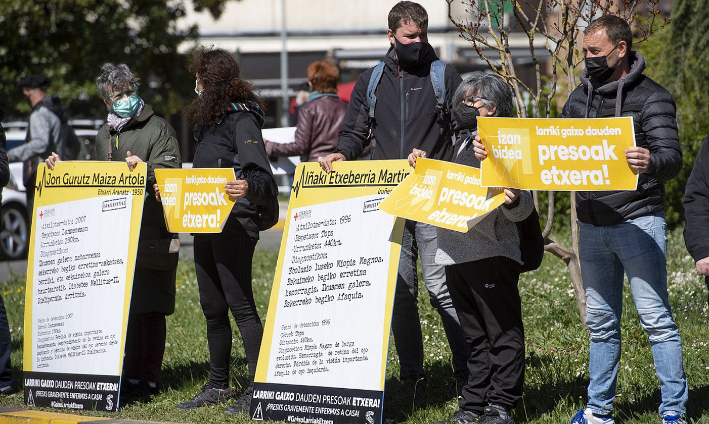 Eri diren presoen egoera salatzeko protesta, atzo, Iruñean. IÑIGO URIZ / FOKU. Eri diren presoen egoera salatzeko protesta, atzo, Iruñean. IÑIGO URIZ / FOKU.