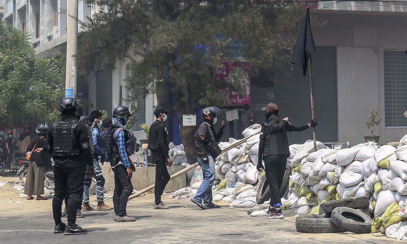 Zenbait protestari barrikada baten atzean, Myanmarko Mandalay hirian, joan den astean. EFE. Zenbait protestari barrikada baten atzean, Myanmarko Mandalay hirian, joan den astean. EFE.