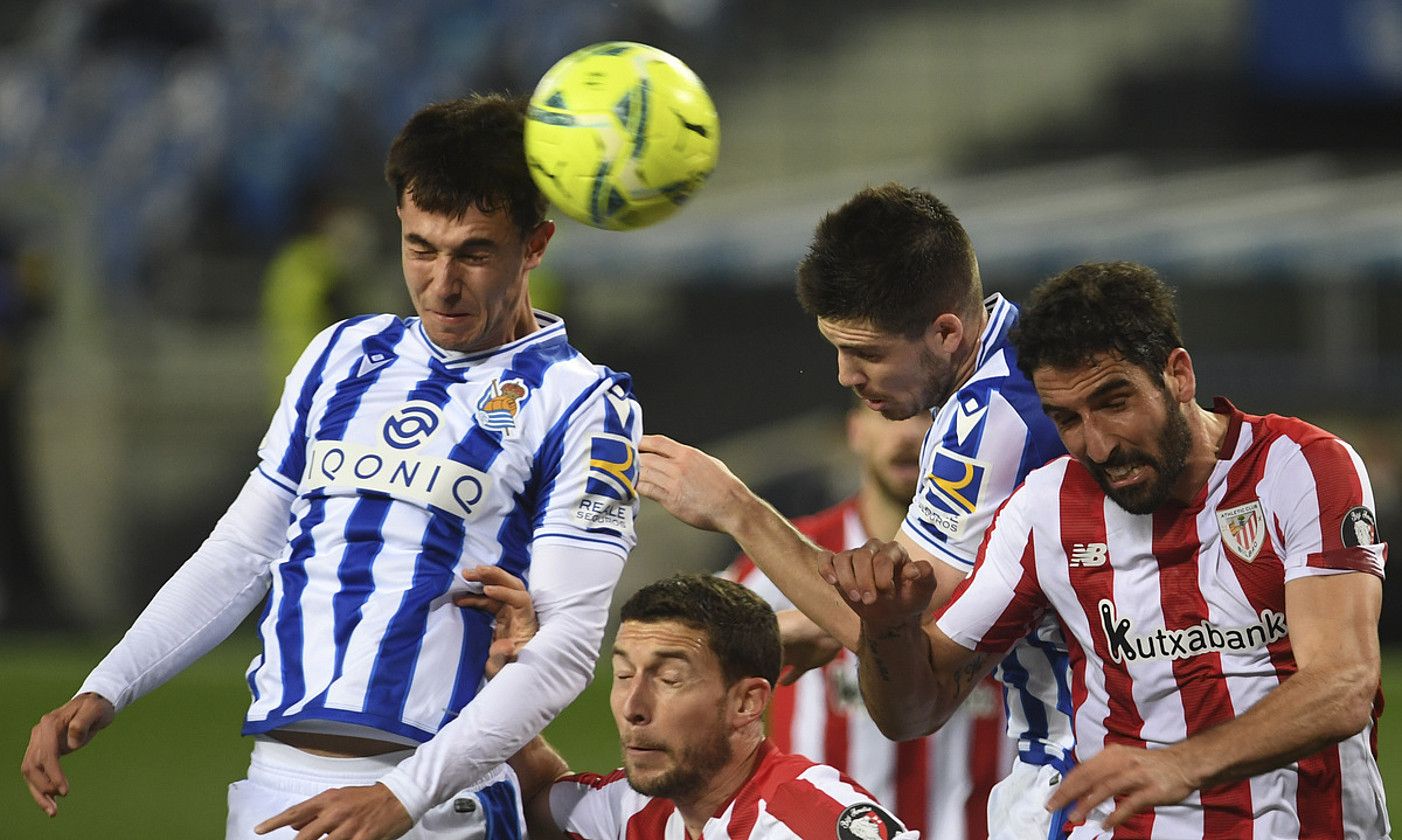 Realeko eta Athleticeko jokalariak, lehian, atzoko partidako une batean. JON URBE / FOKU.