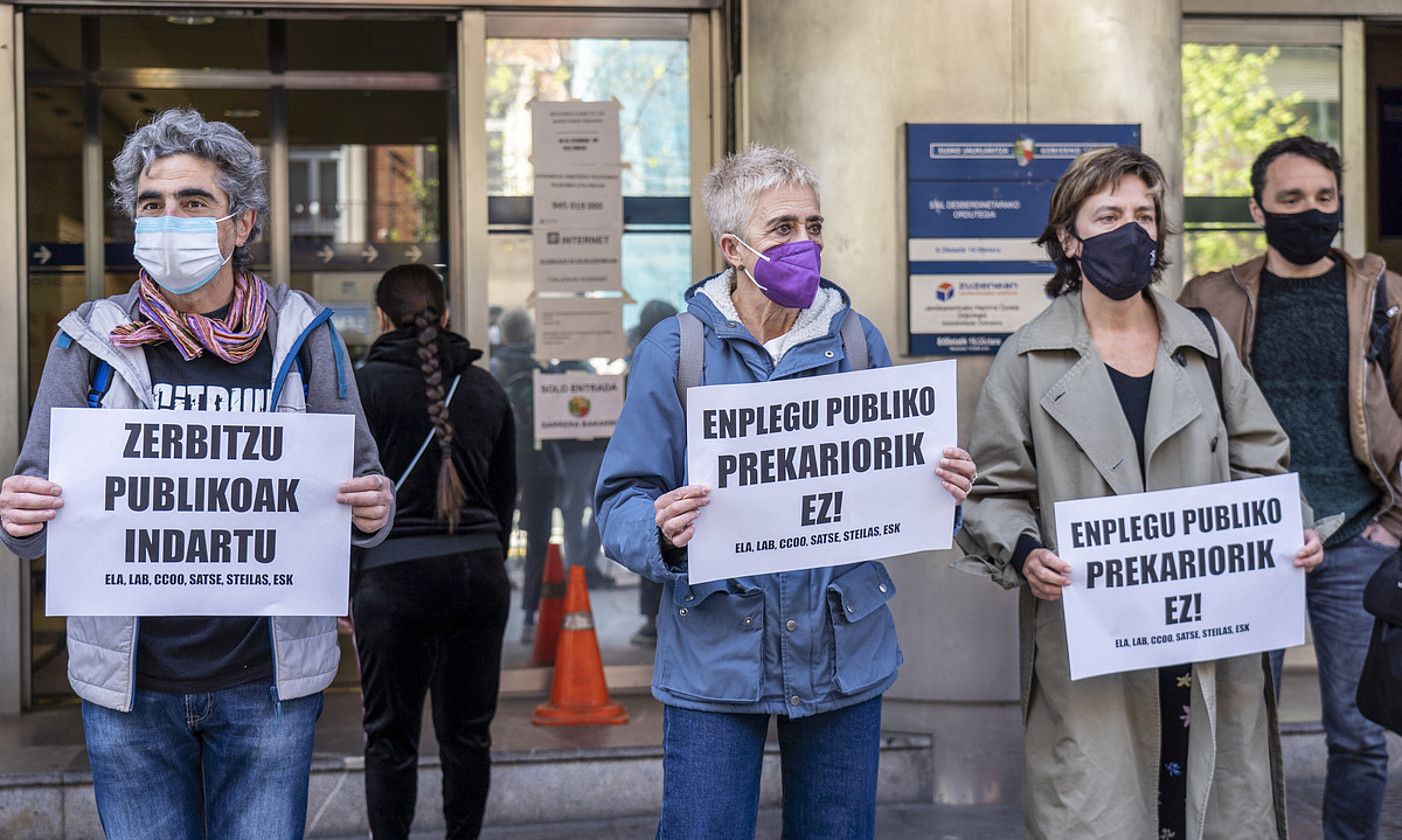 Sindikatuetako ordezkariak Jaurlaritzak Bilboko Kale Nagusian duen egoitzaren aurrean, atzo greba deialdia erregistratu aurretik. MARISOL RAMIREZ / FOKU.