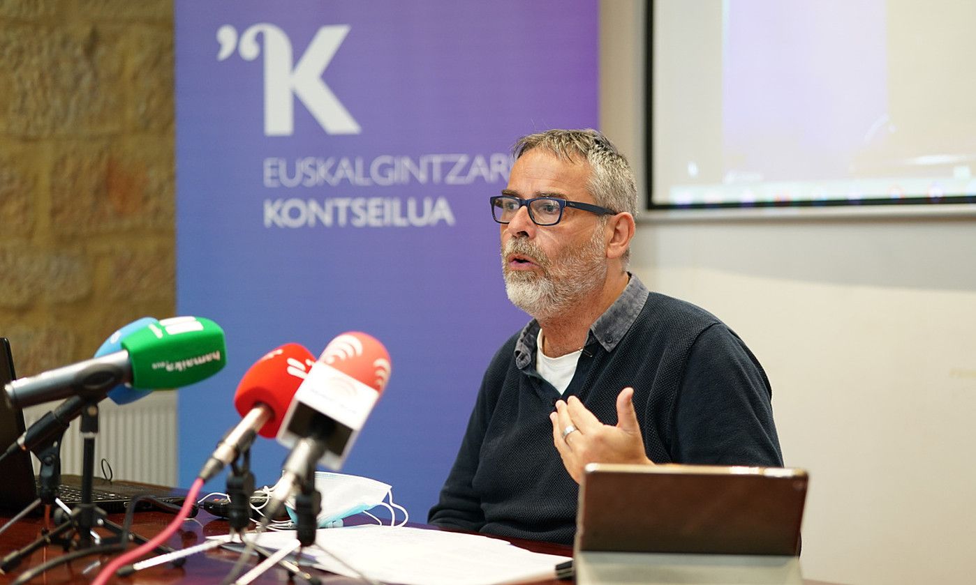 Paul Bilbao, atzo, Bilbon. Berezko hizkuntzen aldeko eragileek agerraldi telematikoa egin zuten Valentziatik, Gijonetik, Zaragozatik eta Santiagotik. E. PORTILLO / FOKU.