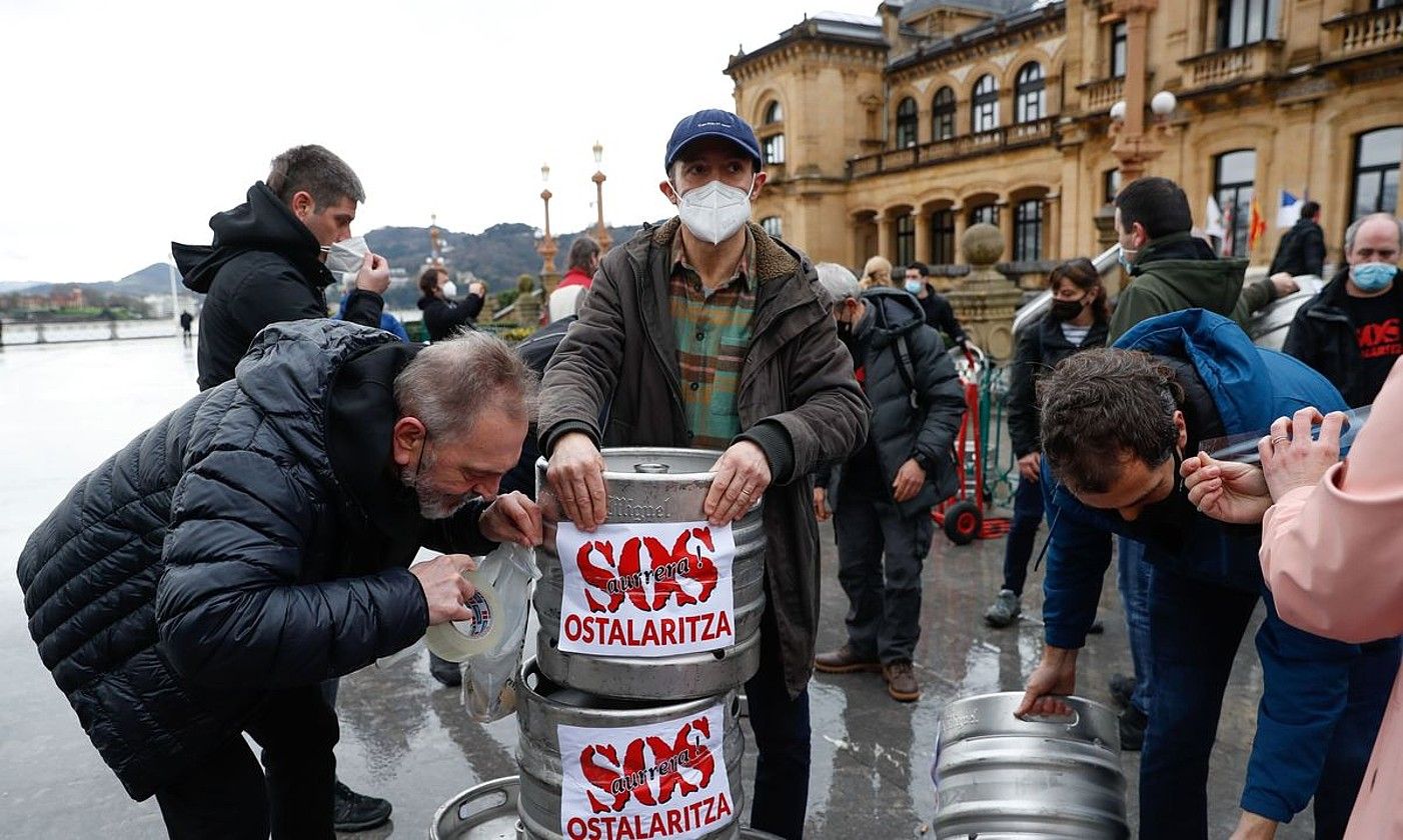 SOS Ostalaritza taldeko kideak protesta bat egiten, Donostian. JUAN HERRERO / EFE.