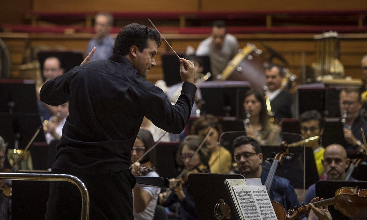 Robert Treviño, orkestra zuzentzen, artxiboko irudi batean. JON URBE / FOKU.
