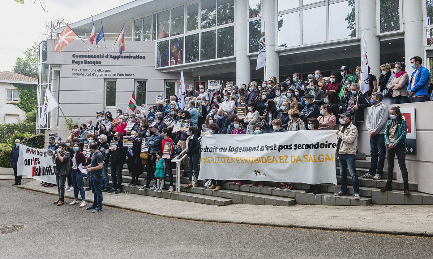 EH Baik elkarretaratzea egin zuen atzo goizean, Euskal Hirigune Elkargoaren egoitza aitzinean. GUILLAUME FAUVEAU.