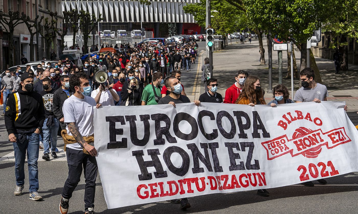 San Mames estadio paretik hasi eta udaletxean bukatu zen manifestazioa. Hiru ilara osatu zituzten manifestariek, distantziak gordetzeko. MARISOL RAMIREZ / FOKU.