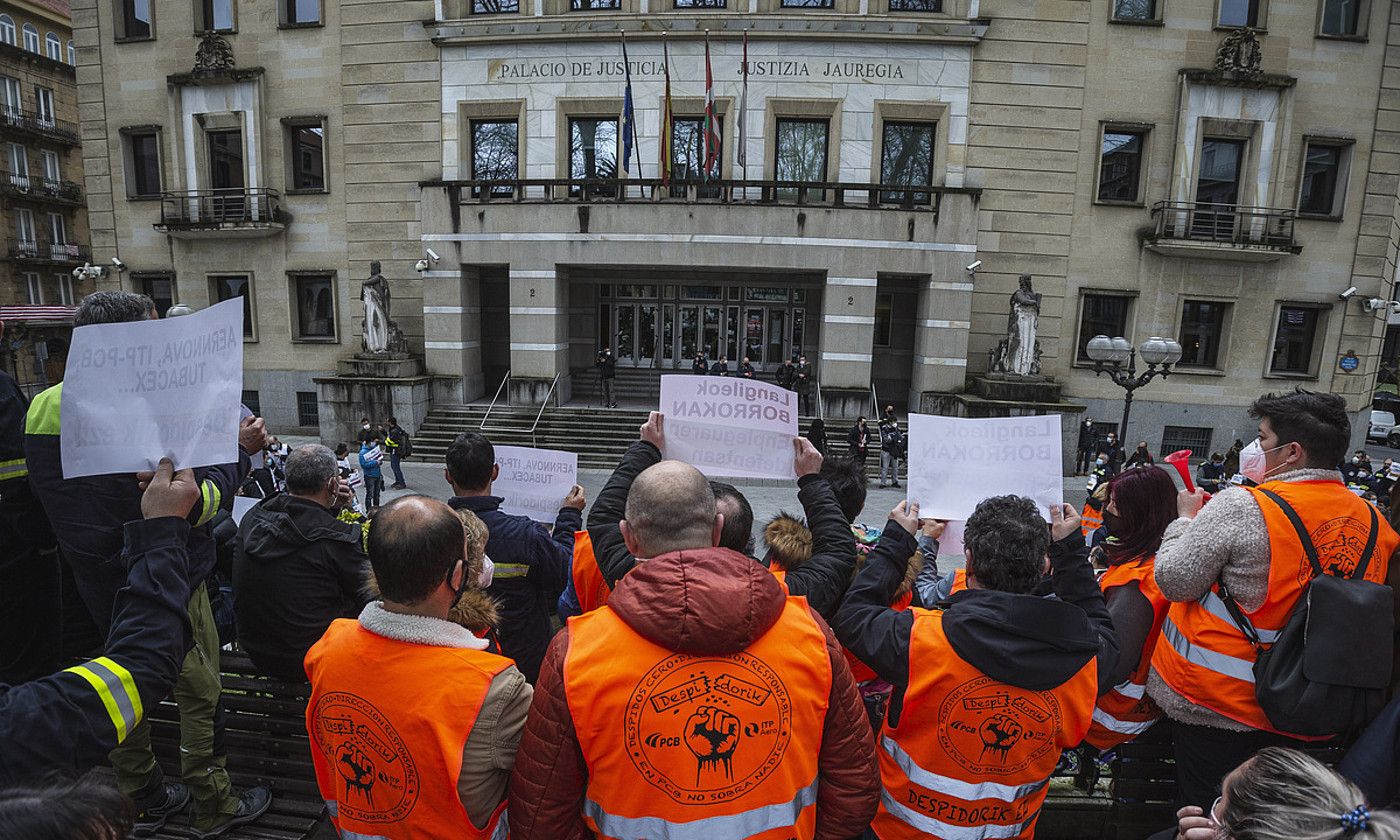 Aernnovako langileen protesta. Bilboko epaitegien aurrean, duela ia hilabete. ARITZ LOIOLA / FOKU.