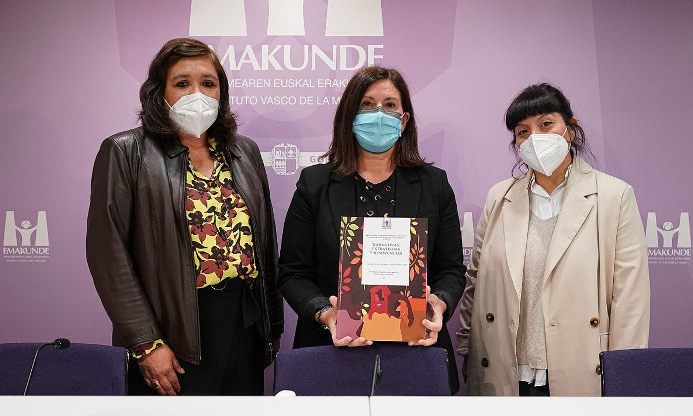 Cecilia Themme Afan, Carmen A.Cares Mardones eta Izaskun Landaida atzo, Gasteizen. ENDIKA PORTILLO / FOKU. Cecilia Themme Afan, Carmen A.Cares Mardones eta Izaskun Landaida atzo, Gasteizen. ENDIKA PORTILLO / FOKU.