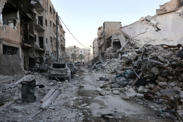 Eraikinak suntsituta, erasoen ondorioz, Idlib eskualdeko herri batean, atzo. MOHAMMED AL RIFAI / EFE Eraikinak suntsituta, erasoen ondorioz, Idlib eskualdeko herri batean, atzo. MOHAMMED AL RIFAI / EFE